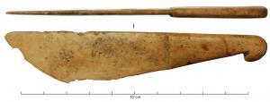SPC-4016 - Spatule à cire ?osObjet en forme de triangle étiré, composé d'un manche plat, extrémité en crochet, et d'une spatule à dos rectiligne et tranchant largement arrondi.
