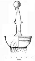 SPL-4002 - Simpulum de type AislingenbronzeVasque à profil hémisphérique; bord droit ou légèrement oblique, souligné à l'extérieur de filets horizontaux, plus rarement d'oves; fond presque toujours annulaire, avec cercles en dessous; manche plat assez simple, une paire de fleurons avant le cuilleron percé (quelques exemplaires ont un manche dépourvu de fleurons).