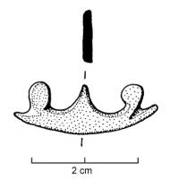 SPV-4007 - Support de vasebronzeTPQ : 1 - TAQ : 250Support de vase épais, en forme de pelte ornée de fleurons aux pointes, simple pointe au centre.