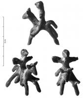 STE-3023 - Statuette : cavalierbronzeTPQ : -450 - TAQ : -300Figurine schématique : cavalier et monture ont les membres écartés, réduits à des masses indistinctes; les jambes du cavalier font corps avec les antérieures de sa monture. Le cavalier a les bras écartés, l'extrémité du bras droit percée, sans doute pour y fixer un bouclier. L'autre main pouvait tenir une lance.