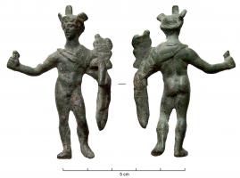 STE-4001 - Statuette : Hermès - Mercure de type égyptisantbronzeTPQ : 1 - TAQ : 250La plupart du temps, le dieu porte couronne ou les ailerons encadrant la feuille de lotus. La chlamyde est généralement agrafée sur l'épaule droite et couvre l'épaule gauche. Elle est aussi parfois disposée en sautoir (enroulée autour du bras gauche). La main gauche tient le caducée, la droite une bourse; bien que de nombreuses variantes existent. Plus rarement, un animal peut être présent aux pieds du dieu.  