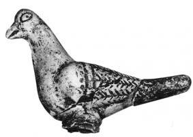STE-4120 - Statuette zoomorphe : pigeonterre cuiteTPQ : 1 - TAQ : 300La queue est en forme d'éventail horizontal. Elle est lisse, à la différence des ailes marquées de lignes de chevrons incisés.
