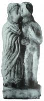 STE-4127 - Statuette : Coupleterre cuiteTPQ : 1 - TAQ : 300Couple debout, sur une base quadrangulaire; il comprend une femme  nue, serrée contre un personnage de sexe indéfinissable, drapé dans un long vêtement recouvrant les bras et les jambes jusqu'au sol; les visages se touchent.