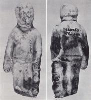 STE-4463 - Dieu aux tonneaux (Sucellus?)terre cuiteTPQ : 100 - TAQ : 300Dieu, d'aspect schématique, les bras le long du corps, tenant une patère dans sa main droite et posant sa main gauche sur une pile de tonnelets.