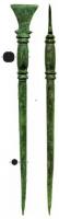 STY-6005 - StyletbronzeTPQ : 900 - TAQ : 1200Stylet constitué d'une tige courte, à pointe effilée surmontée d'un ou de deux groupes de moulures précédant la tête triangulaire, en palette allongée, souvent recourbée.