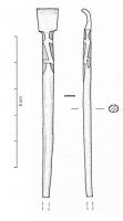 STY-6010 - Stylet au SbronzeTPQ : 1100 - TAQ : 1300Stylet court, tige de section ronde ou ovale, dont le décor se limite au sommet, juste sous la tête, à une série d'encoches déhgageant un motif en S ou Z; spatule carré ou rectangulaire de prortins trapues, souvent courbée à l'extrémité pour faciliter l'écrasement de la cire. 