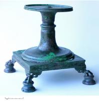 SUP-4008 - Support à pattes de fauvebronzeSupport composite à base carrée posée sur quatre supports d'angles à pattes de fauve, avec une colonne étranglée et moulurée supportant un plateau circulaire également mouluré.