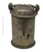 TIR-9001 - Tirelire de confrérie ou corporationcuivreRécipient cylindrique à fonction de tirelire, diversement décoré, avec une fente sur la partie supérieure et une serrure pour l'ouverture.