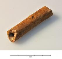 TLI-4001 - Tube de lithargeplombTube de section épaisse, approximativement cylindrique, aspect minéral souvent feuilleté, diamètre env. 10-20 mm; longueur variable.