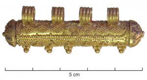 TPA-4001 - Tube porte-amuletteorTube porte-amulette, refermé à chaque extrémité et suspendu à l'aide de plusieurs anneaux rubanés soudés sur la longueur. Les exemplaires les plus soignés peuvent être ornés de granulations.