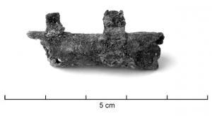 TPA-4003 - Tube porte-amulettebronzeTube porte-amulette, refermé à chaque extrémité et suspendu à l'aide de plusieurs anneaux rubannés soudés sur la longueur. Les exemplaires les plus soignés peuvnet être ornés de granulations.
