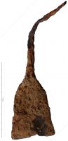 TRA-4002 - Tranchet à soieferOutil à lame trapézoïdale plate et mince, soie effilée, toujours un peu plus longue que la lame; la lame est très souvent percée d'un trou centré ou non, plus rapproché de la soie que du tranchant.