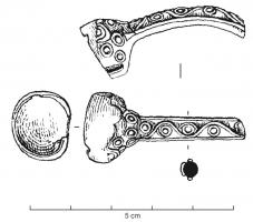 TRQ-3014 - Torque à tampons creuxbronzeTorque à tampons en demi-sphères, creuses à l'ouverture; la partie extérieure ainsi que le départ du jonc est orné de faux filigranes : filets rapportés dessinant des motifs curvilignes, esses et petits cercles.
