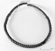TRQ-3025 - Torque à tige torsadée légèrement renfléebronzeParure ouverte, à jonc filiforme légèrement renflé dans la partie principale, effilé vers les extrémités, qui sont lisses (mais ornées de petites stries parallèles) et non repliées.