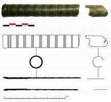 TUB-4001 - TubabronzeTrompe constituée d'un tube rectiligne, équipé d'une pièce de bouche et d'un cornet à l'autre extrémité; objet généralement démontable, la liaison des sections de tubesétant assurée par des segments de tôle glissés à l'intérieur des pièces externes, qui peuvenet être ornées de moulures facilitant également la préhension.