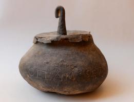 URN-4003 - Urne cinéraireplombUrne martelée d'une seule pièce, de profil piriforme, à fond plat : panse renflée, bord vertical, avec une transition douce, plus rarement anguleuse. Le couvercle plat, à bord vertical, peut être équipé d'une préhension en forme de corne massive.