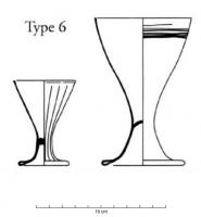 VAB-8002 - Verre à boire Barrera 6verreTPQ : 1475 - TAQ : 1575Verre à pied bitronconique dont la base est formée par refoulement, formant un ourlet périmétral. La panse et la lèvre sont souvent décorés de filet d'émail blanc.