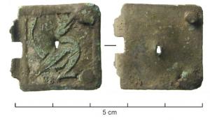 BAC-6030 - Boucle à chape émaillée : griffonbronzeBoucle à plaque rectangulaire (presque carrée, plus rarement étirée en longueur) ornée d'émaux champlevés représentant un amimal féroce tourné vers la droite ou vers la gauche : griffon à la patte antérieure levée, ou monstre ailé ; la chape peut être articulée à une boucle à simple ou double fenêtre ; à l'opposé, deux rivets de fixation pour la ceinture.