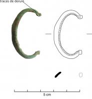 BAC-7035 - Boucle en D avec profil chanfreiné et décor sur l'arêtebronzePetite boucle avec une traverse proximale chanfreinée et un décor de pointillés sur l'arête de cette traverse. La surface peut être dorée.