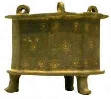 BEN-5001 - Encensoir hexagonalbronzeEncensoir hexagonal suspendu (chaînettes reliées par un élément de suspension trifide), les côtés sont constitués de panneaux rectangulaires portant des motifs centrés ; l'ensemble repose sur 3 pieds coulés en forme de pattes.