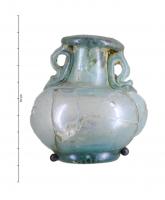 BLS-4138 - Aryballe / BalsamaireverreTPQ : 150 - TAQ : 200Balsamaire à panse globulaire, parois épaisses et col court avec deux anses rapportées sous la lèvre et sur l'épaule et pourvu d'un pied annulaire. Le bord peut être replié à l'horizontal ou ourlé vers l'intérieur 