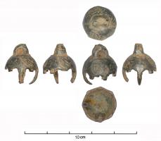 CLT-8001 - Clochette à griffesbronzeTPQ : 1450 - TAQ : 1550Clochette sphérique, entièrement moulée, ajourée en bas entre quelques griffes, parfois avec des armes moulées avec 2, 3 ou 4 écus, en bas relief dans la partie supérieure. Le métal est un alliage blanc (speculum metal) semble avoir un niveau élevé d'étain.
