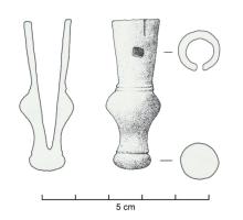 COB-4001 - Corne à boirebronzeCorne à boire dont la monture, à extrémité vasiforme, se prolonge par trois languettes, dont l'une porte un œillet pour la suspension.