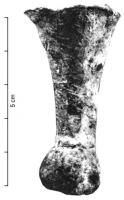 CRU-7001 - Cruche tripodebronzeTPQ : 1350 - TAQ : 1450Cruche à large ouverture, bec verseaur épaulé, anse arrondie, panse posée sur trois pieds hauts, le tout coulé d'un seul tenat.