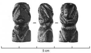 CTO-8007 - Couteau à mitre : buste masculinbronze, ferCouteau en fer, dont le manche est coiffé d'une mitre (terminaison coulée) en forme de petit buste masculin, très schématique, coulé sur l'extrémité de la soie ; détails indiqués par des marques profondes, traits incisés, petits cercles estampés (yeux) et décors a tremolo (cheveux).