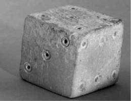 DEJ-3005 - Dé cubique pleinos ou ivoireDé cubique plein, marqué de 1 à 6 (chiffrage indiqué par de petits cercles oculés).