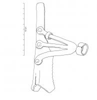 ETE-7001 - EtrilleferTPQ : 1250 - TAQ : 1450Outil composé d'une lame rectangulaire semi-cylindrique à petites dents, maintenue sur un manche muni de deux à trois rivetées se prolongeant par une soie à virole dont le manche en bois est rarement conservé. 