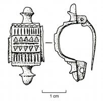 FIB-4121 - Fibule symétrique émaillée (F.26c1a)bronzeTPQ : 60 - TAQ : 90L'arc rectangulaire forme presque un demi-cercle, prolongé de chaque côté par des boutons symétriques. Le sommet de l'arc est aplati et porte deux rangées transversales de motifs émaillés adossés, triangles ou losanges; de part et d'autre, sillons niellés ou logettes d'émail de taille réduite : carrés, triangles, formes crénelées (nombreuses variantes).