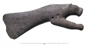 HCH-1201 - Hache zoomorphe en pierre.pierreTPQ : -1900 - TAQ : -1600Lame de hache en pierre sculptée en forme de panthère / lionne bondissante et décorée de divers motifs.