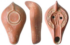 LMP-4112 - Lampe Hayes II : Eros, cratèreterre cuiteTPQ : 370 - TAQ : 600Lampe moulée, à anse pleine et bec long à canal. Bandeau, décoré d'une suite de fleurons en forme de S. Sur le disque, un Amour ailé, de trois-quart dos, portant un panier (?). Base circulaire en patère sans marque.