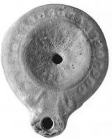 LMP-41463 - Lampe Loeschcke V : Rosetteterre cuiteTPQ : 100 - TAQ : 200Lampe ronde à bec triangulaire à demi-volutes. Médaillon orné d'une rosette. Epaule décorée de demi-oves.
