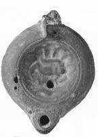 LMP-41467 - Lampe Loeschcke VIII : Erosterre cuiteTPQ : 100 - TAQ : 200Lampe ronde à bec rond. Médaillon orné d'un Eros endormi sur un coquillage.