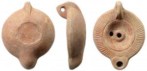 LMP-41613 - lampe à bec cordiforme et ombilic centralterre cuiteTPQ : 150 - TAQ : 225Lampe moulée, anse verticale à deux sillons sur la tranche. Réservoir circulaire de profil biconvexe. Stries rayonnantes sur le bandeau. Disque limité par deux sillons et un anneau de stries rayonnantes. Ombilic central strié et percé. Bec cordiforme, chevron gravé au départ. Base plate limitée par un anneau et trois sillons concentriques. Restes d'engobe rouge sur toute la lampe. 