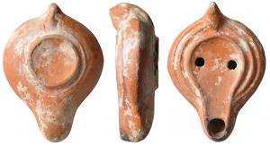 LMP-41650 - Lampe africaine à canalterre cuiteTPQ : 250 - TAQ : 380Lampe moulée, anse verticale pleine. Réservoir piriforme de profil biconvexe. Deux profonds sillons larges sur le bandeau. Disque et bec moyen entourés par un bourrelet. Base concave limitée par un bourrelet entouré par une profonde gouttière. Engobe rouge orangé.