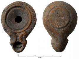 LMP-41870 - Lampe votive : Loeschcke IVterre cuiteTPQ : 50 - TAQ : 150Lampe moulée, en argile rouge orangée, engobe brun foncé. Epaule ornée ou non d'un guillochis continu, bec encadré de volutes doubles.