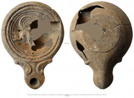 LMP-41873 - Lampe Loeschcke IV : Néréide sur dauphinterre cuiteTPQ : 50 - TAQ : 150Lampe moulée sans anse. Réservoir circulaire de profil convexe. Bandeau plat et étroit.  Disque circulaire limité par trois sillons concentriques. Décor : personnage assis (voile déployé à l'arrière) sur un dauphin nageant à drote (Néréide).