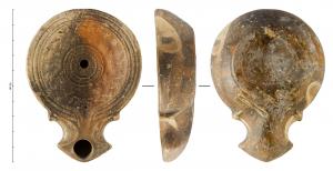 LMP-42219 - Lampe à bec angulaire à volutes simples : Couronne de pampresterre cuiteTPQ : -27 - TAQ : 37Lampe moulée à bec angulaire à deux volutes simples se poursuivant sous le bec, sans anse. Disque en profonde cuvette, limité par trois sillons concentriques, relié au bec par une gouttière, anneau au centre du médaillon. Bandeau étroit penché vers l'intérieur. Réservoir circulaire de profil tronconique. Présence d'un trou d'évent. Base en anneau circulaire plat en léger relief. Décor : couronne de pampres (probablement).