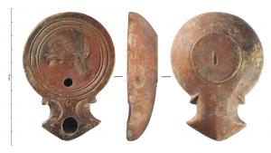 LMP-42223 - Lampe à bec angulaire à volutes simples : Lionterre cuiteTPQ : 50 - TAQ : 100Lampe moulée à bec angulaire à deux volutes simples se poursuivant sous le bec. Sans anse. Disque en cuvette limité par trois sillons concentriques. Bandeau étroit penché vers l'intérieur. Réservoir circulaire de profil tronconique. Base circulaire plate légèrement surélevée avec une estampille in planta pedis. Décor : Lion bondissant de profil gauche.
