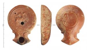 LMP-42226 - Lampe à bec angulaire à volutes simples : Cerfterre cuiteTPQ : 50 - TAQ : 100Lampe moulée à bec angulaire à deux volutes simples se poursuivant sous le bec. Sans anse. Disque en profonde cuvette, limité par trois sillons concentriques. Bandeau, étroit et plat. Réservoir circulaire de profil tronconique. Base plate circulaire en léger relief. Décor : Cerf de profil droit.