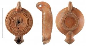 LMP-42257 - Lampe tardive à bec triangulaire : Pugilisteterre cuiteTPQ : 175 - TAQ : 250Lampe moulée à bec angulaire à volutes simples et anse verticale percée avec un sillon sur la tranche du dessous. Disque en cuvette limitée par trois sillons concentriques. Large bandeau. Réservoir circulaire de profil biconvexe très galbé. Trou d’évent. Base en anneau circulaire plat en léger relief. Décor : Pugiliste nu et accroupi de profil gauche. Bandeau décoré de feuilles d'acanthes.