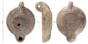 LMP-42391 - Lampe à bec cordiforme : Poule avec poussinsterre cuiteTPQ : 225 - TAQ : 250Lampe moulée à bec arrondi cordiforme au dessous strié. Anse verticale percée à deux sillons sur la tranche moulée avec la lampe. Disque en simple cuvette limitée par deux sillons . Bandeau penché vers l'extérieur au décor de guirlande de laurier. Réservoir circulaire à profil biconvexe. Trou d’évent. Base en anneau circulaire en léger relief dégagé par deux sillons concentriques, au centre deux petits anneaux. Décor : Poule à gauche entourée de ses poussins.