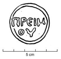 LMP-42411 - Lampe de firme : ΠPΕΙΜOYterre cuiteTPQ : 50 - TAQ : 200Lampe moulée sans anse: le réservoir circulaire est de profil biconvexe asymétrique; bandeau penché vers l'extérieur portant deux ou trois tenons rectangulaires sur l'axe horizontal. Disque en cuvette profonde bordée par un bourrelet continu. Bec long au petit canal non communiquant avec le disque, chanfreiné sur les côtés. Base circulaire plate en creux limitée par deux anneaux concentriques enfermant l'estampille moulée ΠPΕΙΜOY, en relief. 