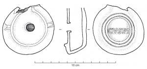 LMP-42424 - Lampe de firme : CVSPIterre cuiteTPQ : 50 - TAQ : 100Lampe moulée sans anse: le réservoir circulaire est de profil biconvexe asymétrique; bandeau penché vers l'extérieur portant deux ou trois tenons rectangulaires non percés, sur l'axe horizontal. Disque en cuvette profonde bordée par un bourrelet continu. Bec long au petit canal non communiquant avec le disque, chanfreiné sur les côtés. Base circulaire plate en creux limitée par deux anneaux concentriques enfermant l'estampille moulée CVSPI en relief. 