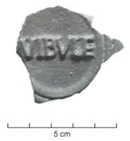 LMP-42460 - Lampe de firme : VIBVLEterre cuiteTPQ : 75 - TAQ : 200Lampe moulée, sans anse. Réservoir circulaire de profil biconvexe asymétrique. Bandeau penché vers l'extérieur porte trois tenons rectangulaires percés, disposés en triangle. Disque en cuvette profond bordée par un bourrelet continu. Bec long au méplat en forme de pelle, porte un canal étroit. Deux sillons soulignent le départ. Trou d'évent sur le disque et le bec. Base circulaire plate limitée par deux anneaux concentriques porte la marque VIBVLE en relief.