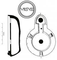 LMP-42511 - Lampe de firme : VRSVLIterre cuiteTPQ : 50 - TAQ : 200Lampe moulée sans anse: le réservoir circulaire est de profil biconvexe asymétrique; bandeau penché vers l'extérieur portant deux tenons rectangulaires non percés, sur l'axe horizontal. Disque creux, plat et peu profond, bordé par un bourrelet continu. Bec long au petit canal communiquant (L. X) avec le disque, chanfreiné sur les côtés. Base circulaire plate en creux limitée par deux anneaux concentriques enfermant l'estampille moulée VRSVLI (ou VRSVL) en relief. Pâte orange brique, sans engobe.