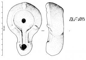LMP-42553 - Lampe de firme : MATERNVSterre cuiteTPQ : 100 - TAQ : 400Lampe moulée sans anse: le réservoir circulaire est de profil biconvexe asymétrique; bandeau penché vers l'extérieur portant deux ou trois tenons rectangulaires non percés, sur l'axe horizontal. Disque en cuvette profonde bordée par un bourrelet continu. Bec long au petit canal non communiquant avec le disque, chanfreiné sur les côtés. Base circulaire plate en creux limitée par deux anneaux concentriques enfermant l'estampille moulée MATERNVS en relief, de lecture souvent difficile (ligature TE, NV). Engobe rouge brique peu adhérent.